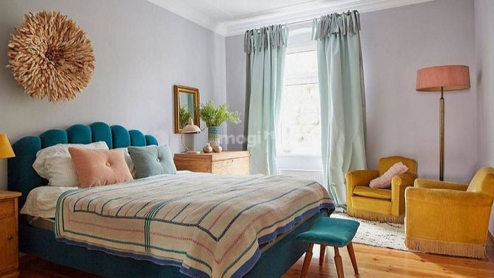 Phòng ngủ trở nên nổi bật nhờ sự kết hợp nhiều màu sắc sống động và phong phú