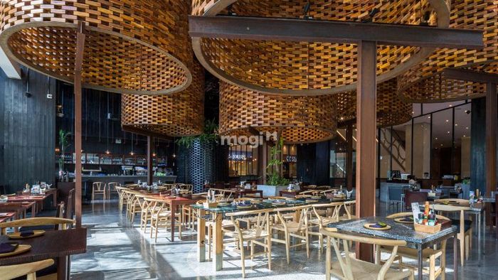 Pizza 4P’s Restaurant Landmark 72 – không gian ấm áp, đậm chất Việt với thiết kế từ gạch nung và các chi tiết sắt rỉ, mang đến trải nghiệm ẩm thực khác biệt.