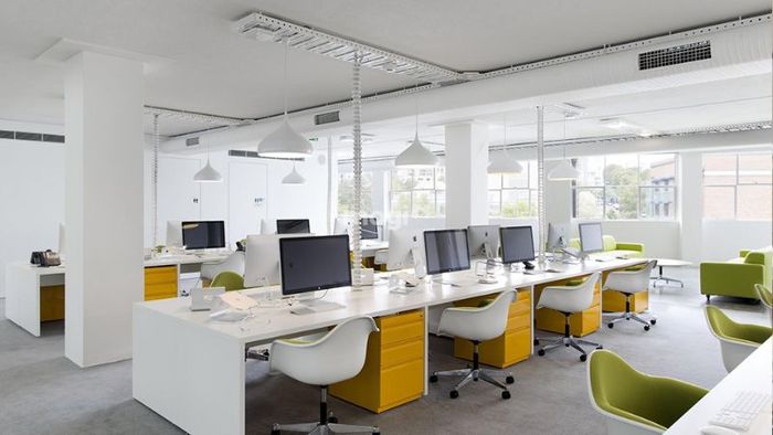 Thiết kế không gian mở giúp tối ưu hóa không gian và tạo môi trường làm việc thuận lợi cho sự sáng tạo và cộng tác giữa các nhân viên.