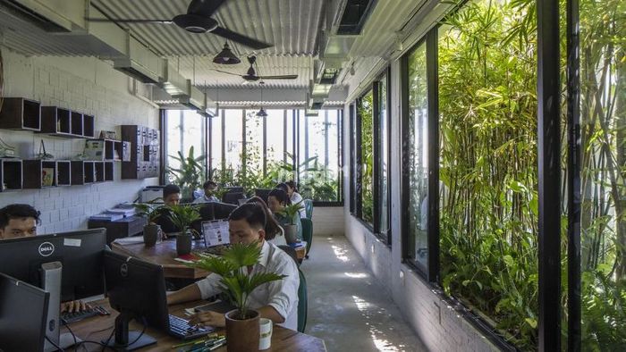 Thiết kế văn phòng lai mang đến một không gian vừa riêng tư vừa dễ dàng kết nối nhóm, tối ưu hóa hiệu quả làm việc của nhân viên.
