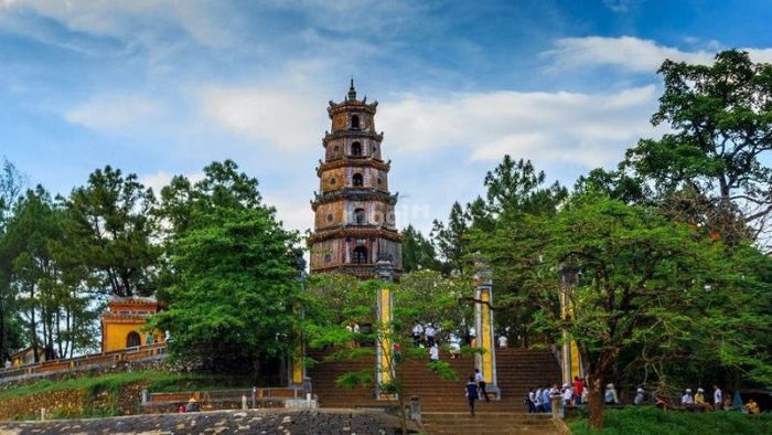 Khám phá các công trình và di sản kiến trúc nổi tiếng của Huế - Chùa Thiên Mụ