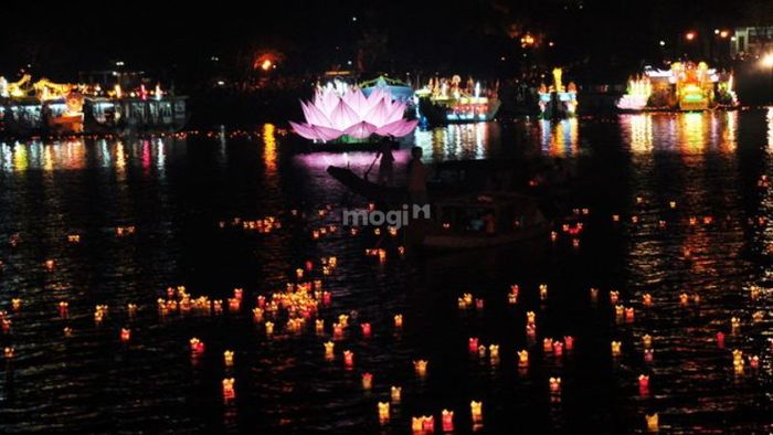 Khám phá những lễ hội nổi bật tại Huế – Lễ hội hoa đăng