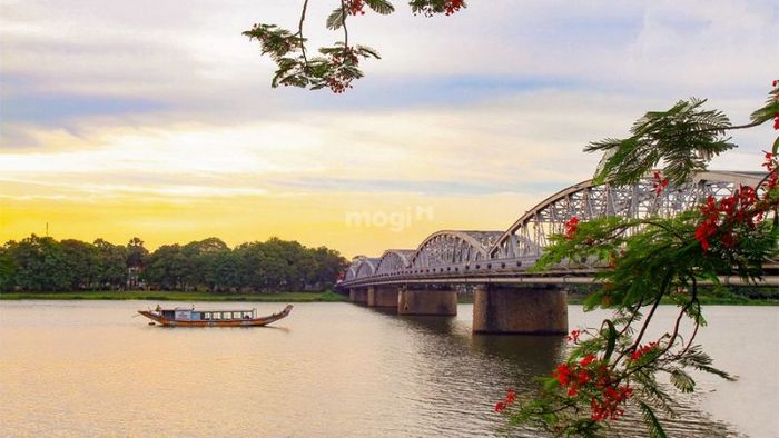 Khám phá các công trình và di sản kiến trúc nổi tiếng tại Huế - Cầu Trường Tiền