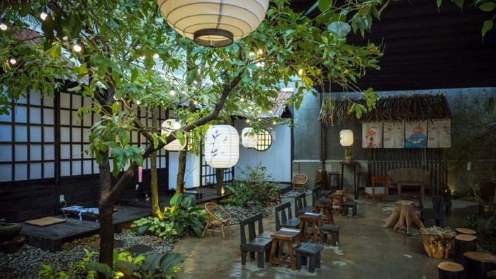Quán cafe sân vườn theo phong cách Nhật Bản mang đến không gian yên bình, thanh tĩnh và tinh tế, lý tưởng cho những ai yêu thích sự giản dị nhưng đầy chất nghệ thuật.