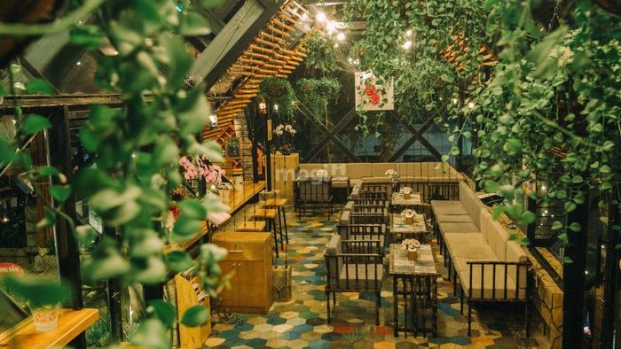 Phong cách rừng nhiệt đới là một lựa chọn thú vị cho thiết kế quán cafe sân vườn, mang đến không gian tựa như khu rừng xanh tươi, đầy sức sống.