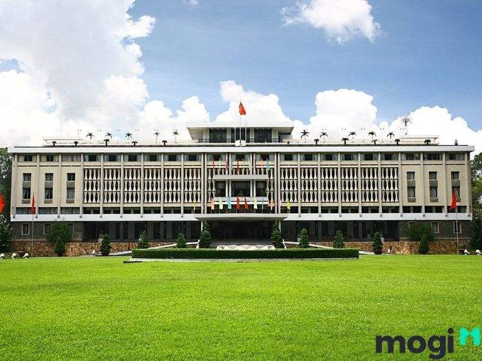 Kiến trúc của Dinh Độc Lập đặc trưng với những ảnh hưởng rõ rệt từ phong cách Pháp, mang đến vẻ đẹp hoài cổ và trang trọng.