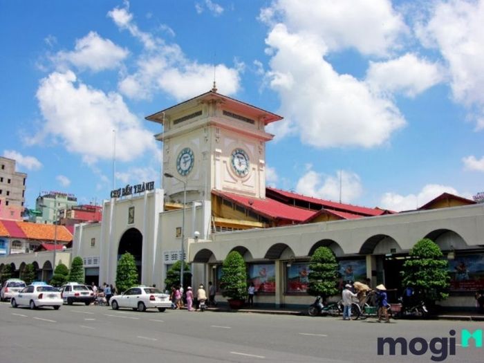 Chợ Bến Thành là một công trình do người Pháp xây dựng khi họ đến Gia Định, và đã trở thành một phần không thể thiếu trong lịch sử thành phố.
