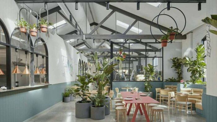 Thiết kế quán cafe sân vườn theo phong cách Scandinavian mang lại không gian tối giản, tinh tế nhưng vẫn đầy đủ sự ấm cúng và gần gũi, lý tưởng cho những ai yêu thích sự gọn gàng và phong cách hiện đại.