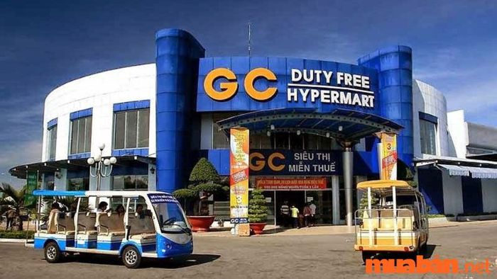 Siêu thị miễn thuế Mộc Bài trên hành trình đến Tây Ninh là điểm dừng chân lý tưởng để du khách tham quan và mua sắm các sản phẩm miễn thuế hấp dẫn trên đường đi.