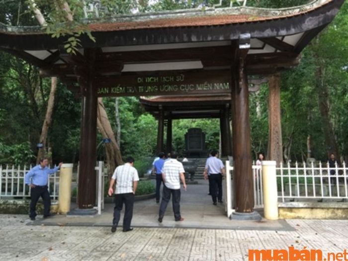 Căn cứ Uông Cục nằm trên con đường đi đến Tây Ninh, là một điểm đến không thể bỏ qua khi du lịch khu vực này.