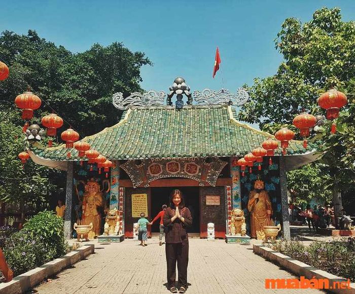 Chùa Miếu Nổi Gò Vấp là một điểm hành hương nổi tiếng, thu hút đông đảo du khách