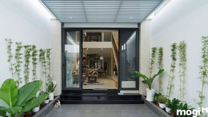 Mẫu Phòng Khách Nhà Ống Kết Hợp Sân Vườn Xanh Mát