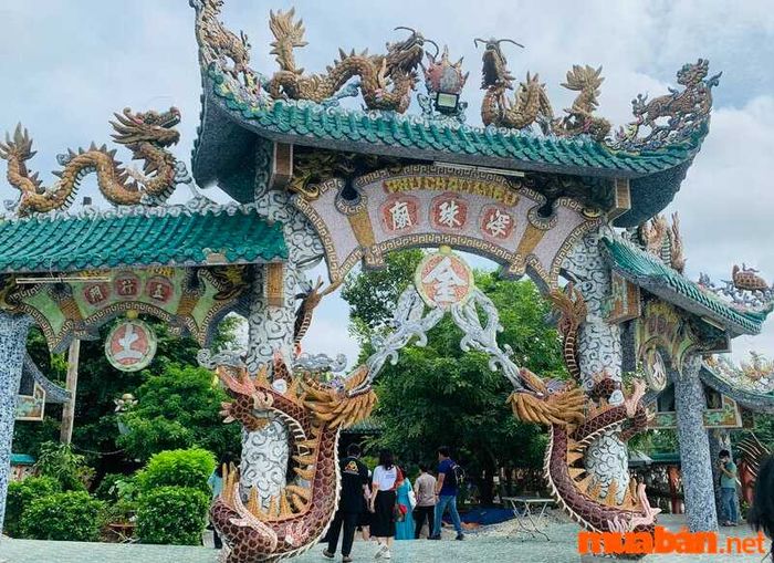 Khi tới chùa Miếu Nổi Gò Vấp, du khách sẽ được trải nghiệm không gian thiên nhiên thanh bình, thơ mộng