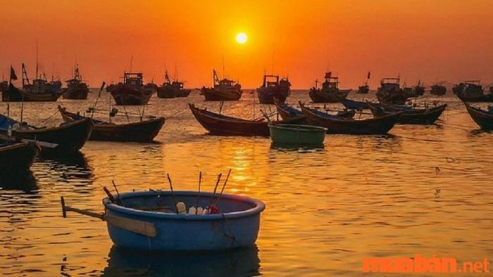 Hoàng hôn tuyệt đẹp tại Làng Chài Mũi Né, nơi bạn có thể tận hưởng không gian bình yên và thư giãn
