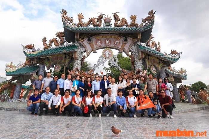 Chùa Miếu Nổi Gò Vấp là một điểm đến tâm linh nổi bật, không thể bỏ qua khi du khách đặt chân đến Sài Gòn