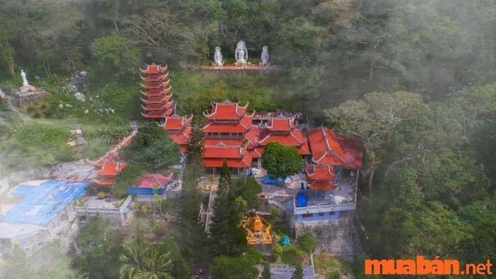 Chùa Tà Cú nhìn từ Flycam, một góc nhìn tuyệt đẹp của ngôi chùa huyền bí giữa thiên nhiên hùng vĩ.