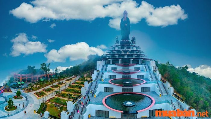 Núi Bà Đen, được biết đến như là nóc nhà của miền Nam, là điểm đến không thể thiếu khi đi qua Tây Ninh, mang đến trải nghiệm thiên nhiên hoang sơ và vẻ đẹp hùng vĩ.