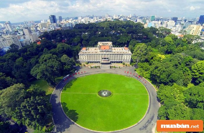 Thảm cỏ xanh mướt không chỉ làm dịu mát không gian mà còn mang lại sự dễ chịu, tươi mới cho những ai đặt chân đến Dinh.