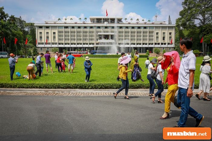Hãy lưu ý một số quy định quan trọng khi tham quan Dinh Độc Lập để chuyến đi của bạn trở nên suôn sẻ và thuận tiện.