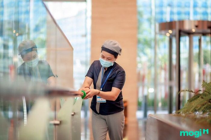 Dịch vụ vệ sinh công nghiệp là gì? Đây là giải pháp làm sạch toàn diện cho các công trình lớn như nhà máy, khu công nghiệp, văn phòng, bệnh viện, và các cơ sở thương mại, nhằm đảm bảo môi trường làm việc và sinh hoạt luôn trong tình trạng sạch sẽ và an toàn.