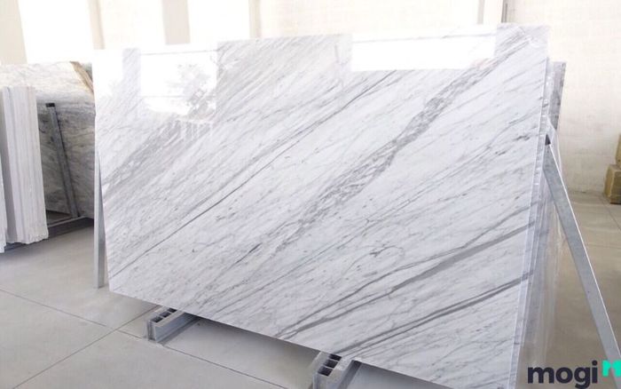 Đá Marble Volakas là loại đá tự nhiên, nổi tiếng với vẻ đẹp sang trọng và các đường vân sắc sảo, được ưa chuộng trong các công trình trang trí cao cấp.