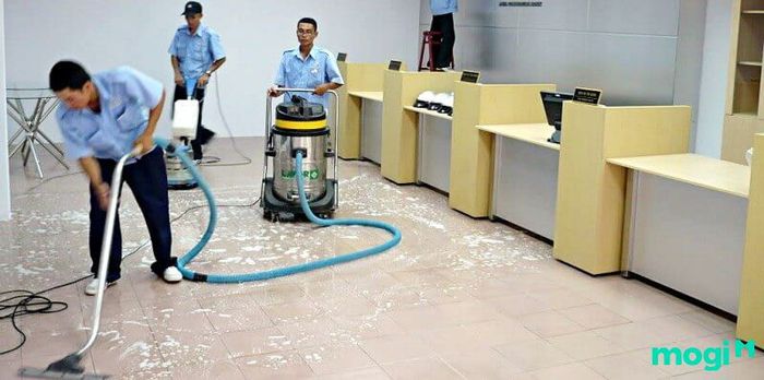 Dịch vụ vệ sinh công nghiệp là một phần không thể thiếu trong việc duy trì không gian làm việc sạch sẽ, khuyến khích một môi trường sản xuất lành mạnh và năng suất hơn.