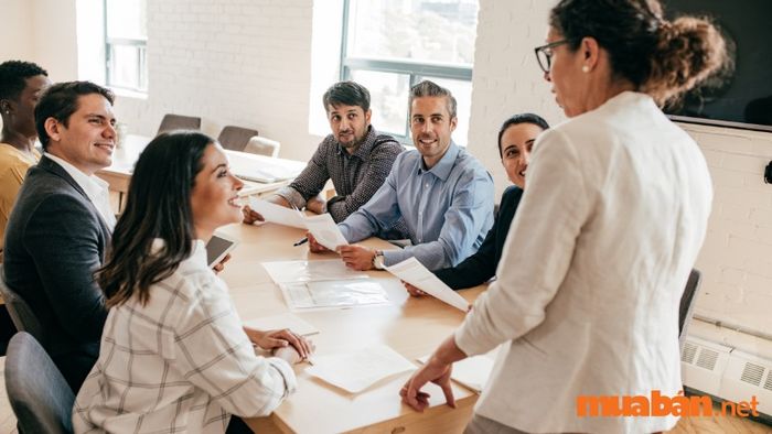 CEO là tấm gương lý tưởng cho nhân viên noi theo trong cả công việc lẫn thái độ làm việc.