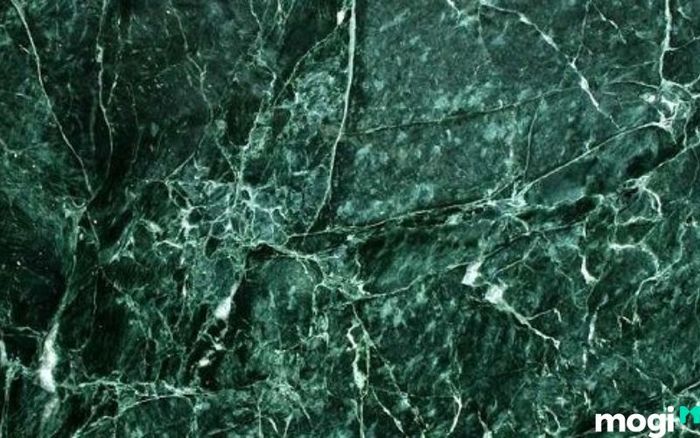 Đá Marble xanh ngọc có màu sắc đặc trưng với các sắc xanh lá đậm nhạt hòa quyện, tạo ra một không gian tựa như cảnh quan thiên nhiên tươi mát và trong lành.