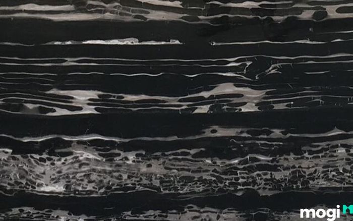 Đá Marble đen vân trắng dài là loại đá cẩm thạch có sự kết hợp tuyệt vời giữa nền đen sâu thẳm và các đường vân trắng kéo dài, tạo ra một vẻ đẹp nổi bật, mạnh mẽ và đầy nghệ thuật.