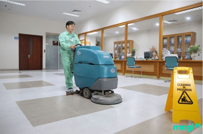 Dịch vụ vệ sinh công nghiệp là giải pháp làm sạch chuyên nghiệp dành cho các công trình lớn như nhà máy, văn phòng, bệnh viện, các khu dân cư, nhằm duy trì một môi trường làm việc và sinh hoạt an toàn, sạch sẽ.