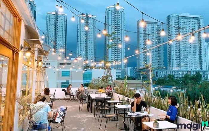 Mẫu 1: Thiết kế quán trà sữa nhỏ đẹp với không gian sân thượng thoáng đãng