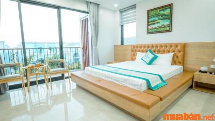 Green Tree Hotel Phú Quốc là lựa chọn tuyệt vời cho những ai muốn tìm một không gian thoải mái, gần gũi với thiên nhiên. Khách sạn này nổi bật với dịch vụ chu đáo, các phòng nghỉ tiện nghi và vị trí thuận tiện gần các điểm du lịch nổi tiếng tại Phú Quốc.