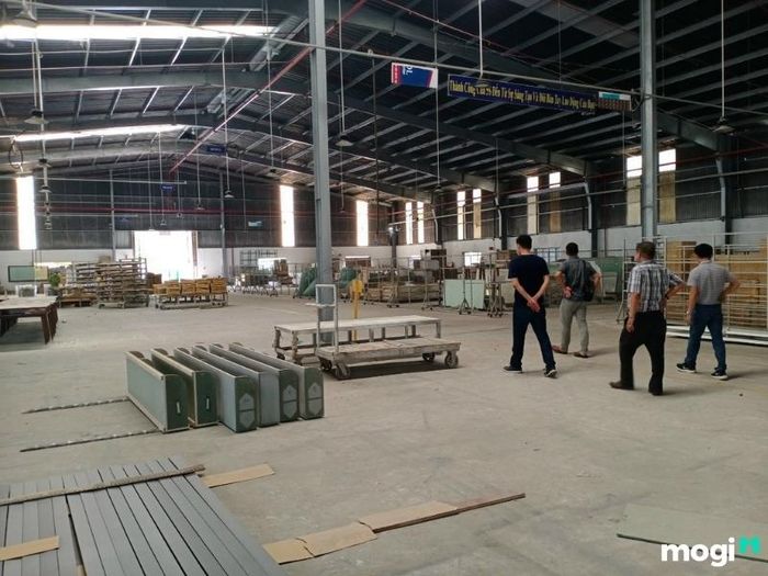 Cho thuê mặt bằng kho bãi, nhà xưởng để kinh doanh.