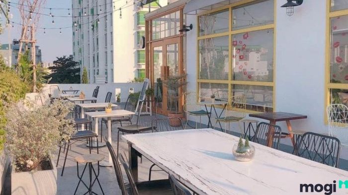 Mẫu 2: Thiết kế quán trà sữa nhỏ đẹp, sân thượng rộng rãi và thoải mái