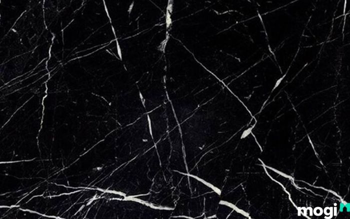 Đá Marble đen Negro Marquina chỉ trắng là một loại đá nổi bật với màu đen mạnh mẽ, đi kèm những vệt trắng tạo nên sự tương phản ấn tượng, rất được ưa chuộng trong các thiết kế nội thất sang trọng.