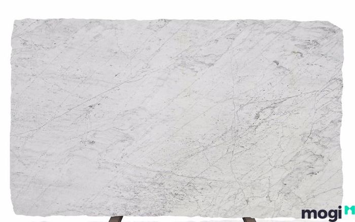 Đá Marble Carrara tự nhiên là một trong những loại đá cao cấp, nổi bật với vẻ đẹp thanh lịch và các đường vân đặc trưng, được sử dụng rộng rãi trong các công trình sang trọng.