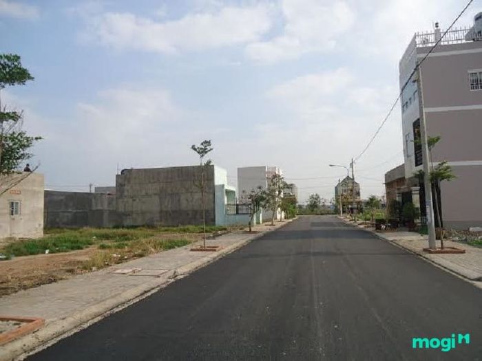 Hệ thống giao thông nội bộ dài khoảng 30km được trải nhựa bê tông với khả năng chịu tải cao.