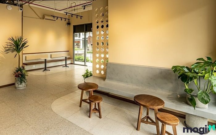Mẫu 2: Thiết kế quán trà sữa nhỏ đẹp với không gian mở tối ưu ánh sáng