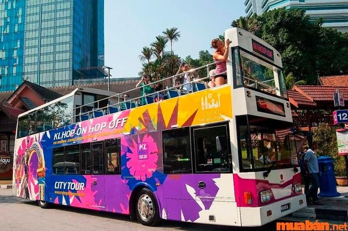 Ở các thành phố lớn của Malaysia đều có các trạm xe buýt, rất thuận tiện cho việc di chuyển.
