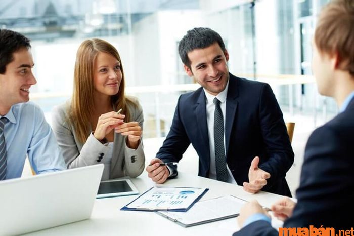 Công việc của kế toán trưởng bao gồm việc giám sát và quản lý toàn bộ hệ thống kế toán trong doanh nghiệp.
