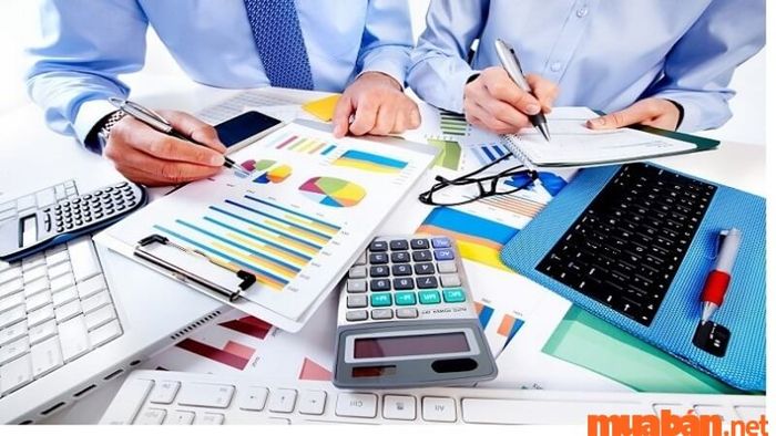 Công việc của kế toán nội bộ chủ yếu liên quan đến việc ghi chép và quản lý các sổ sách tài chính của doanh nghiệp.