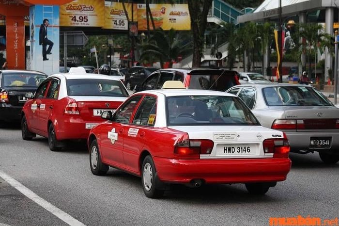 Taxi là phương tiện di chuyển phổ biến ở Malaysia, được nhiều người sử dụng.