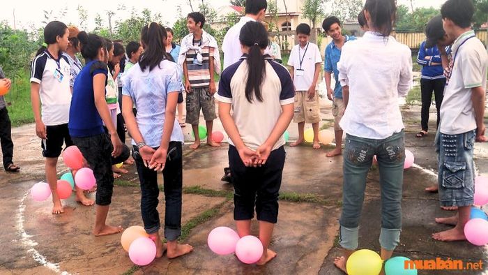 Top 10 trò chơi ngoài trời hấp dẫn – Trò chơi đạp bong bóng