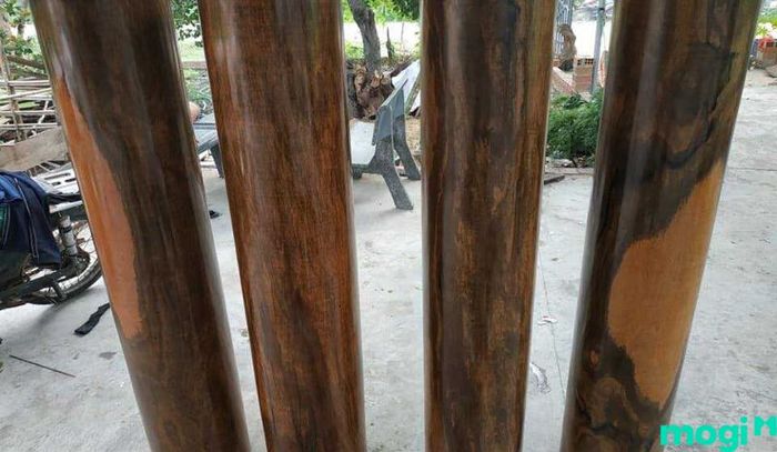 Gỗ Chò Chỉ xanh chủ yếu được sử dụng trong các công trình như cột chống và bàn ăn, mang lại sự bền vững và đẹp mắt.