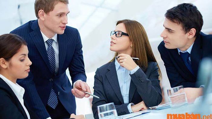 Kỹ năng giao tiếp của kế toán nội bộ là khả năng truyền đạt thông tin tài chính một cách rõ ràng và chính xác đến các bộ phận khác trong công ty, giúp mọi người hiểu và phối hợp hiệu quả.