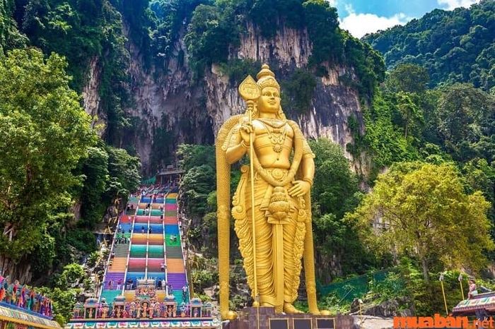Động Batu, với sự huyền bí và linh thiêng, là một điểm đến không thể bỏ qua khi bạn du lịch Malaysia.