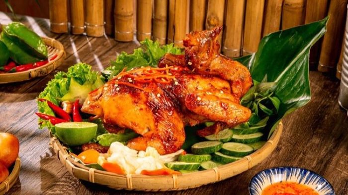 Gà Lôi Âm được nuôi chủ yếu ở các khu vực đồi núi, thịt của chúng săn chắc, vừa dai vừa mềm, đặc biệt là rất mọng nước.