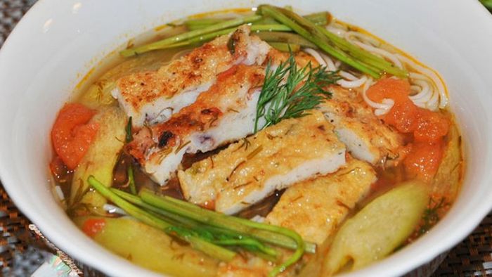 Bún chả mực là sự kết hợp hoàn hảo giữa chả mực Hạ Long tươi ngon và bát bún truyền thống, mang đậm hương vị của ẩm thực Việt Nam.