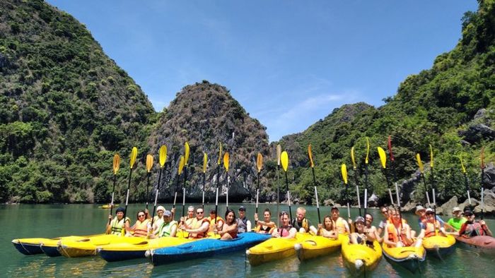 Dựa trên kinh nghiệm du lịch Quảng Ninh 3 ngày 2 đêm, bạn có thể đến thưởng thức cảnh quan thiên nhiên tuyệt đẹp ở đây vào mọi thời điểm trong năm. Khí hậu nhiệt đới của Quảng Ninh với mùa hè nắng nóng và mùa đông lạnh se sẽ mang đến cho bạn những cảm nhận khác biệt vào mỗi mùa.