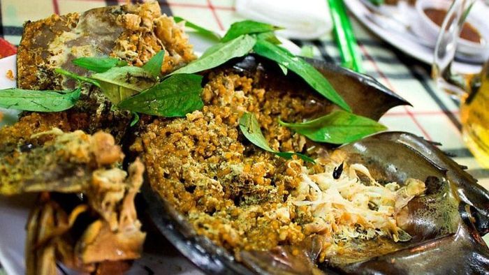 Sam hiện nay không thể nuôi nhân tạo mà phải đánh bắt từ biển, và trở thành món đặc sản không thể thiếu của Quảng Ninh. Thịt sam ngọt ngào, dai giòn, được chế biến thành nhiều món ăn hấp dẫn như trứng sam chiên giòn, sam sốt chua ngọt, nộm sam, và chả sam,… Đây là món mà du khách nào cũng nên thử khi đến đây.